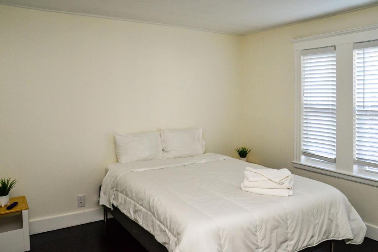 Modern Two Bedroom Condo - Boston Stoneham Bagian luar foto