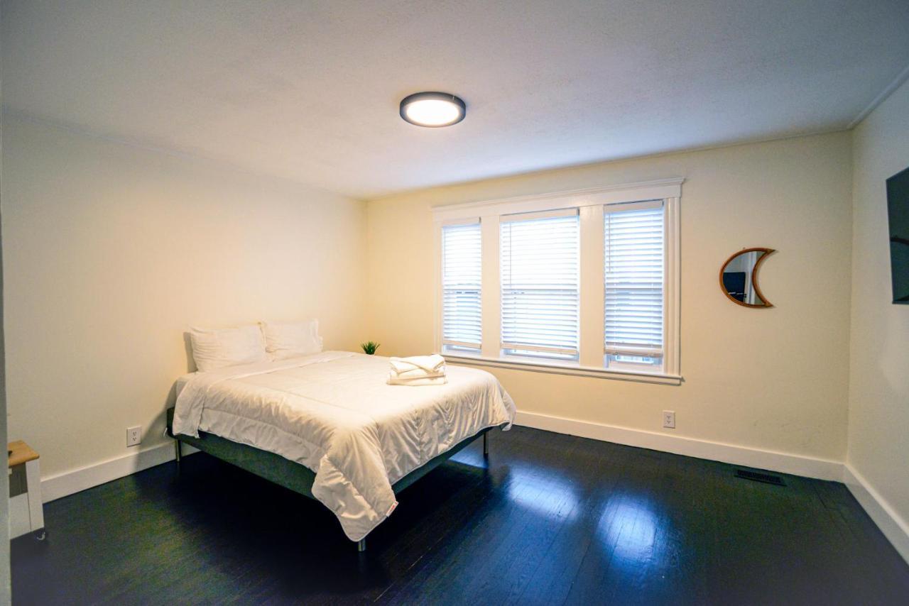 Modern Two Bedroom Condo - Boston Stoneham Bagian luar foto