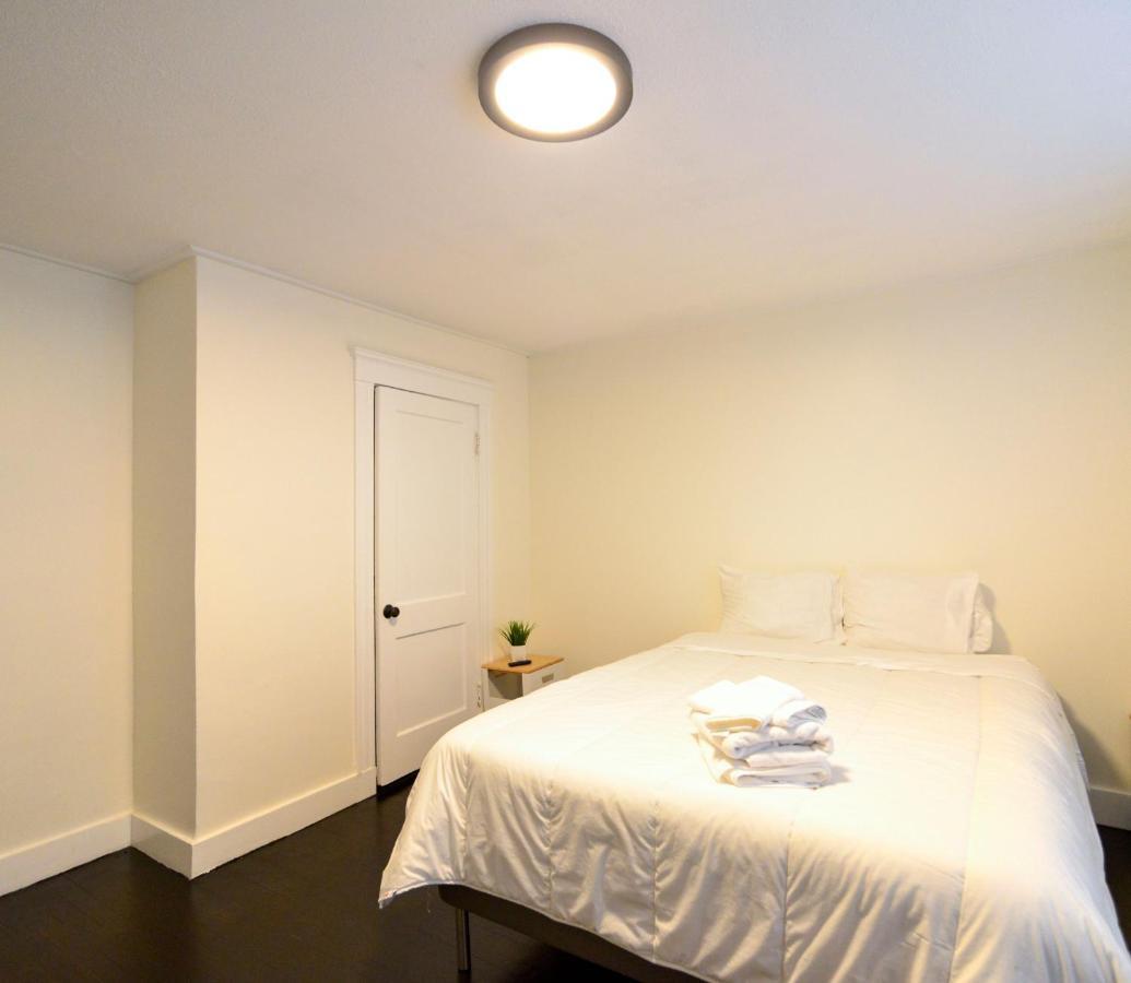 Modern Two Bedroom Condo - Boston Stoneham Bagian luar foto