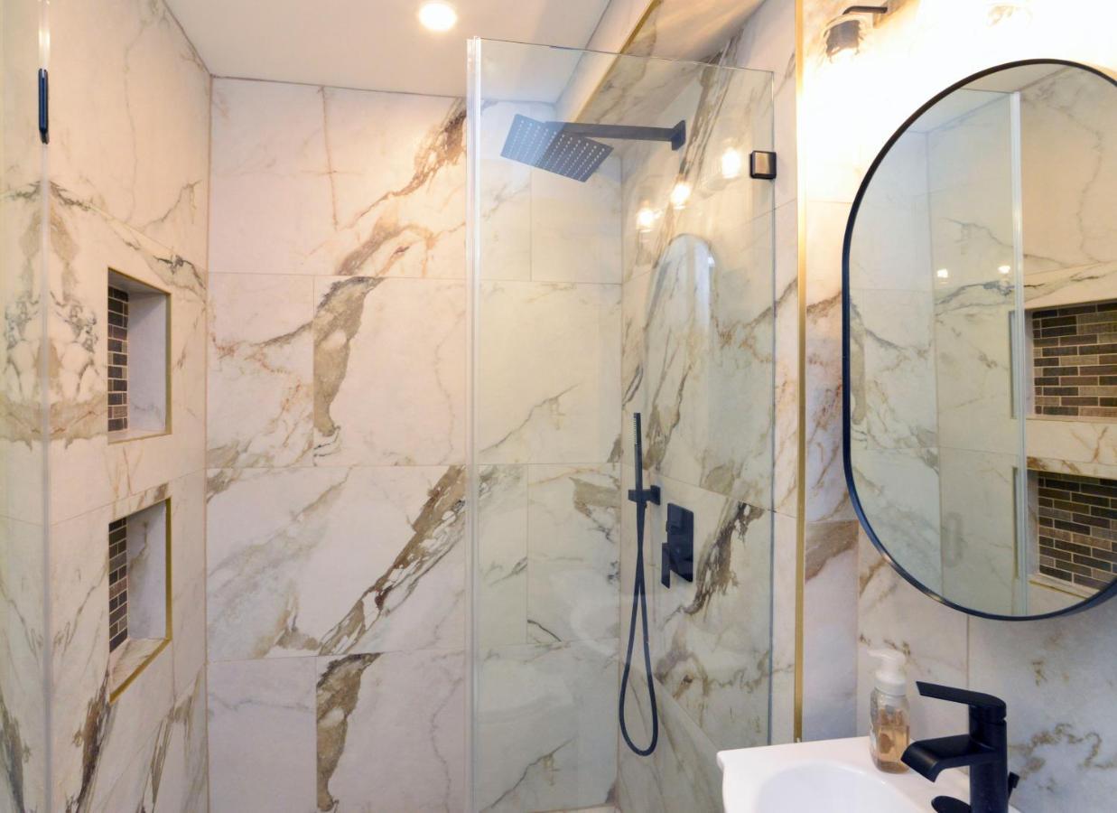 Modern Two Bedroom Condo - Boston Stoneham Bagian luar foto