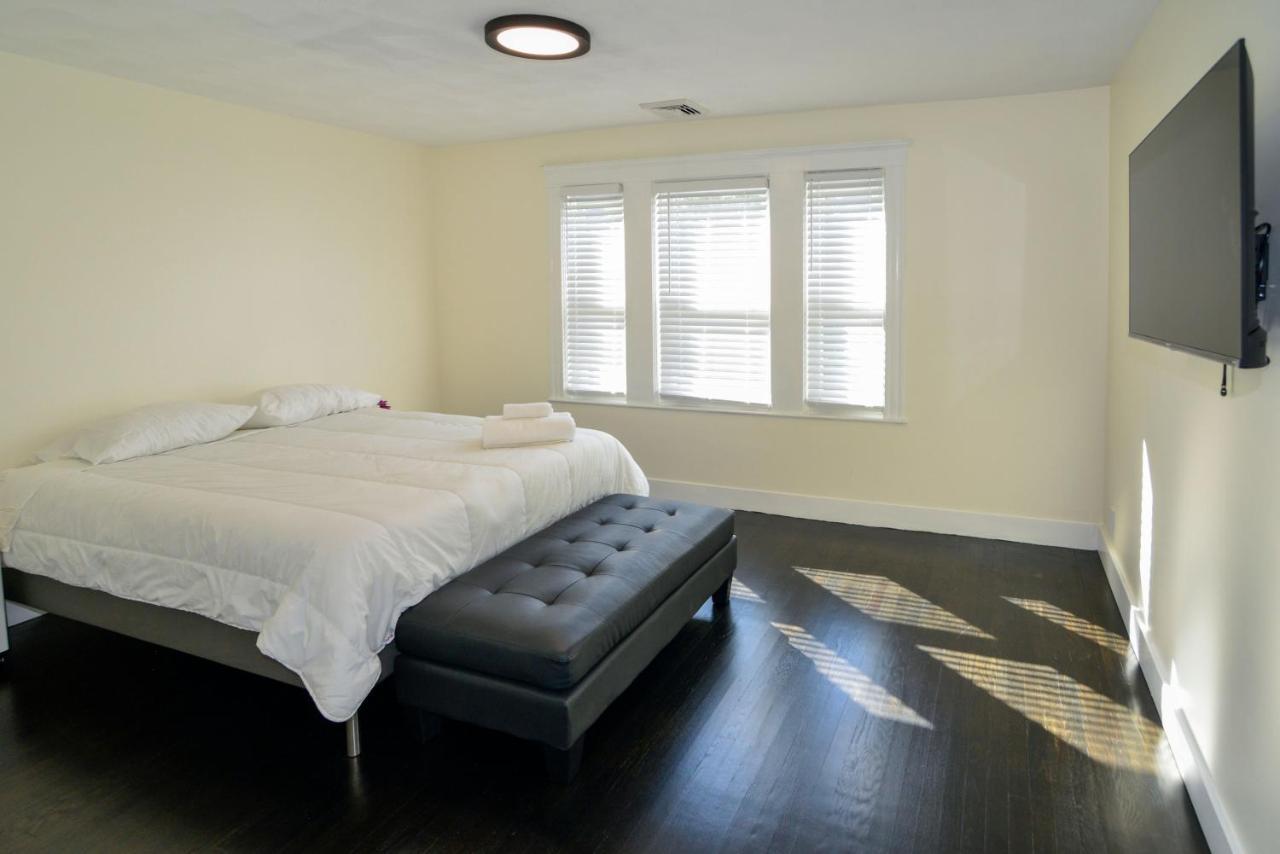 Modern Two Bedroom Condo - Boston Stoneham Bagian luar foto
