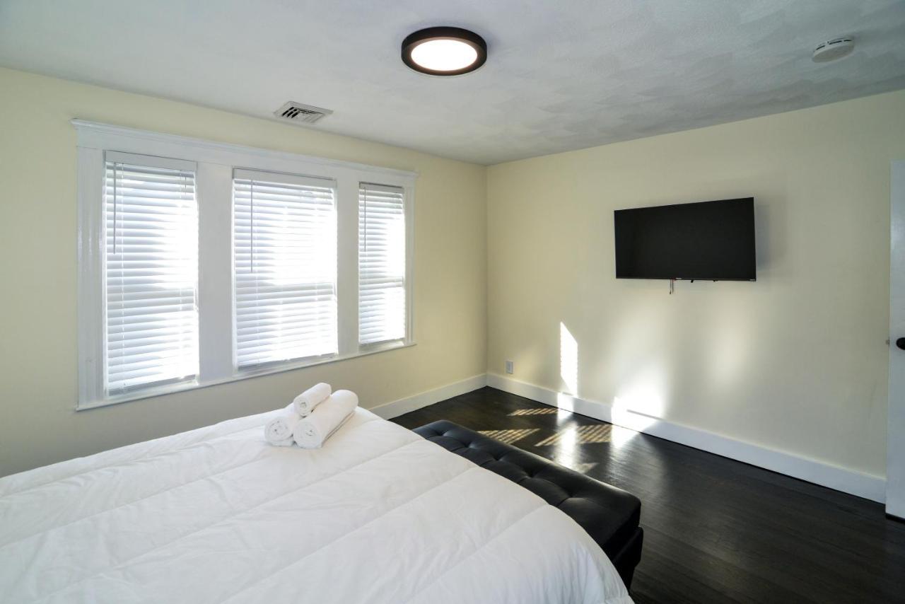 Modern Two Bedroom Condo - Boston Stoneham Bagian luar foto