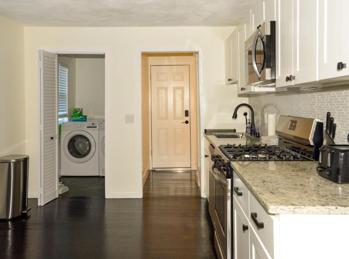 Modern Two Bedroom Condo - Boston Stoneham Bagian luar foto