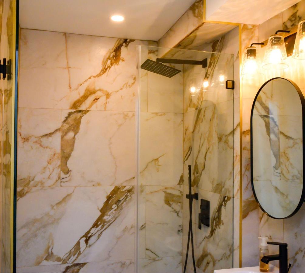Modern Two Bedroom Condo - Boston Stoneham Bagian luar foto