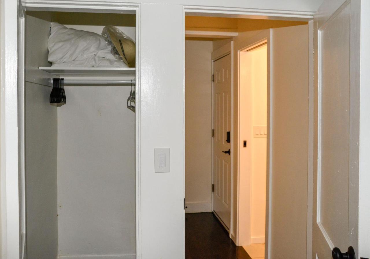 Modern Two Bedroom Condo - Boston Stoneham Bagian luar foto