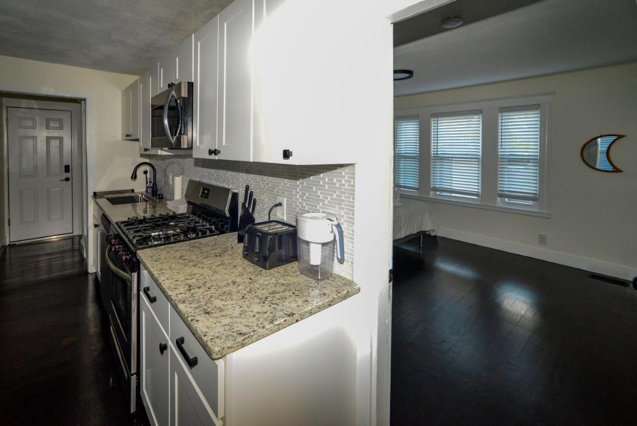 Modern Two Bedroom Condo - Boston Stoneham Bagian luar foto