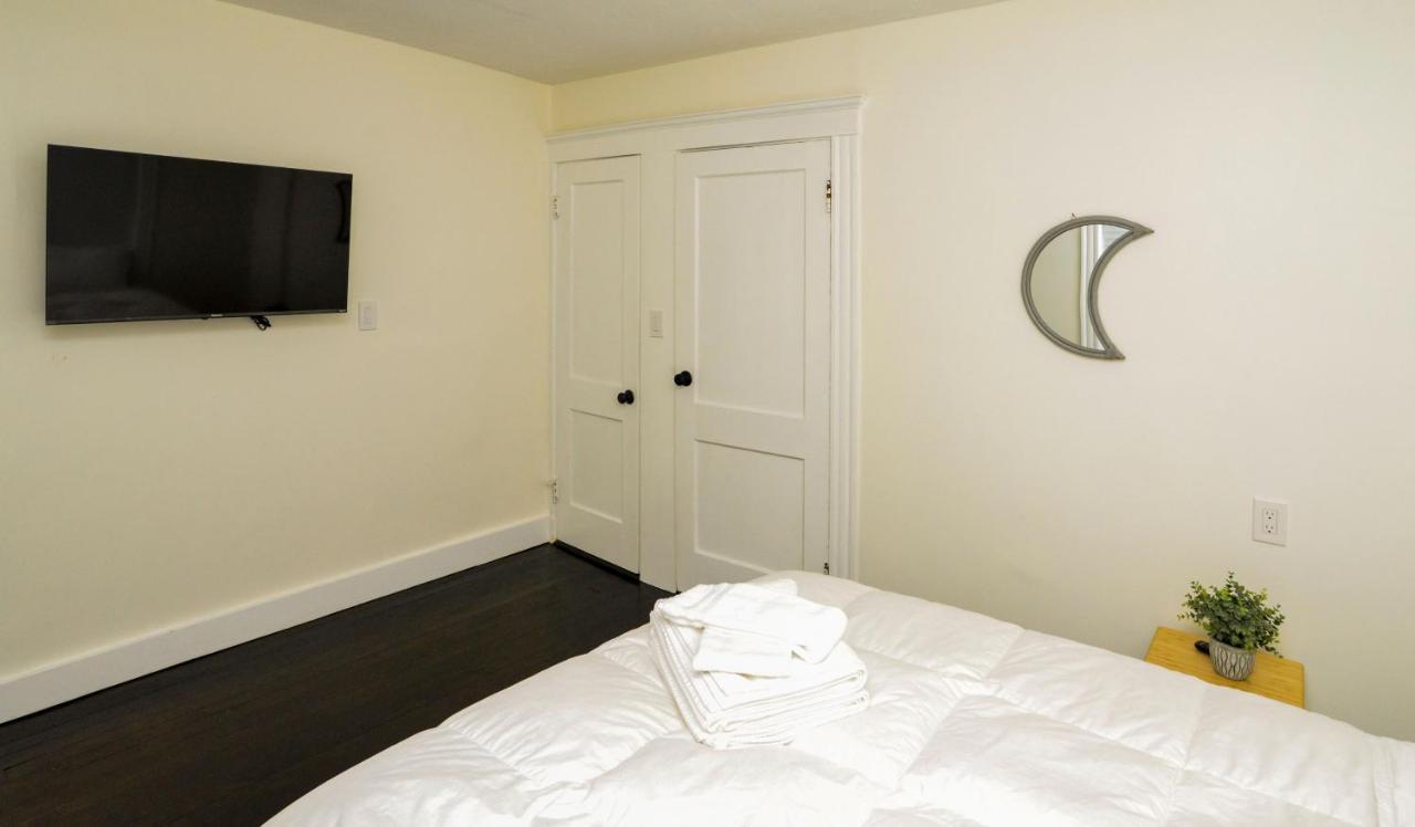 Modern Two Bedroom Condo - Boston Stoneham Bagian luar foto