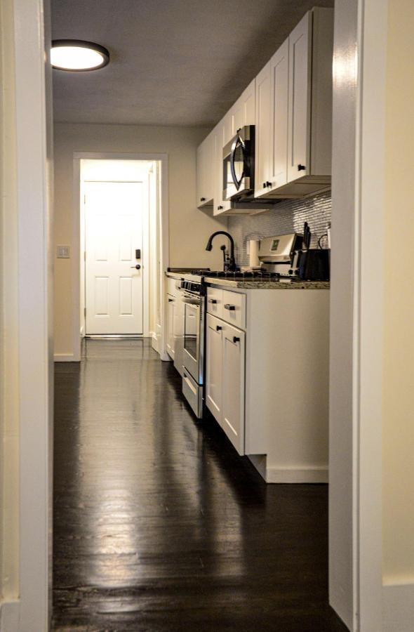 Modern Two Bedroom Condo - Boston Stoneham Bagian luar foto