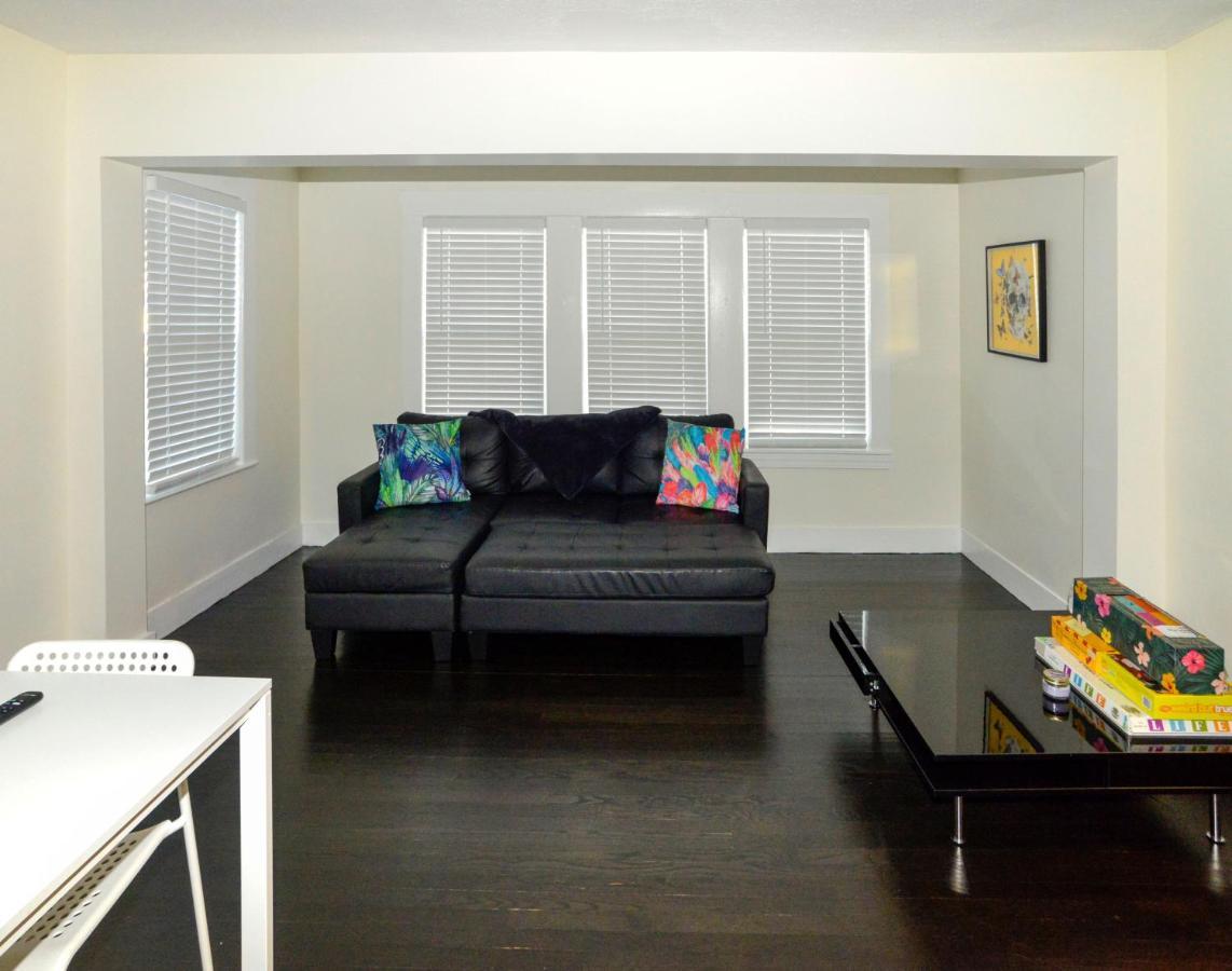 Modern Two Bedroom Condo - Boston Stoneham Bagian luar foto