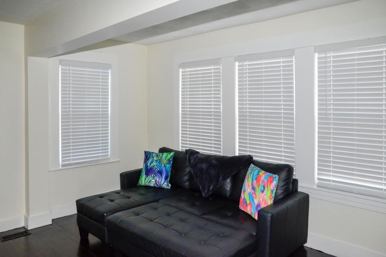 Modern Two Bedroom Condo - Boston Stoneham Bagian luar foto