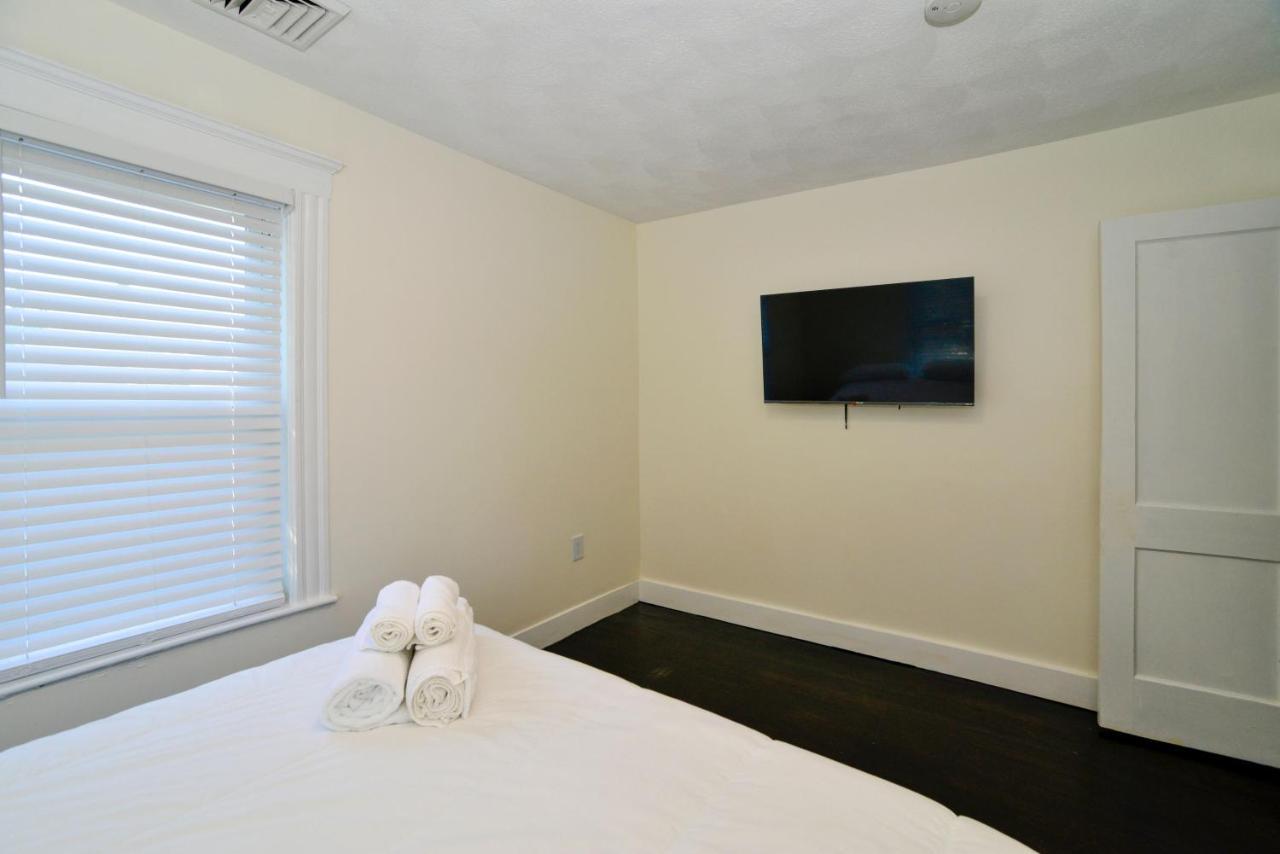 Modern Two Bedroom Condo - Boston Stoneham Bagian luar foto
