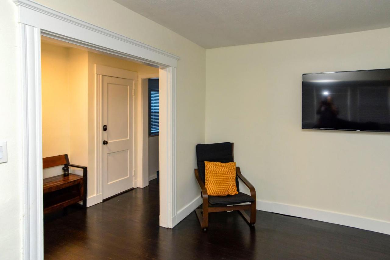 Modern Two Bedroom Condo - Boston Stoneham Bagian luar foto