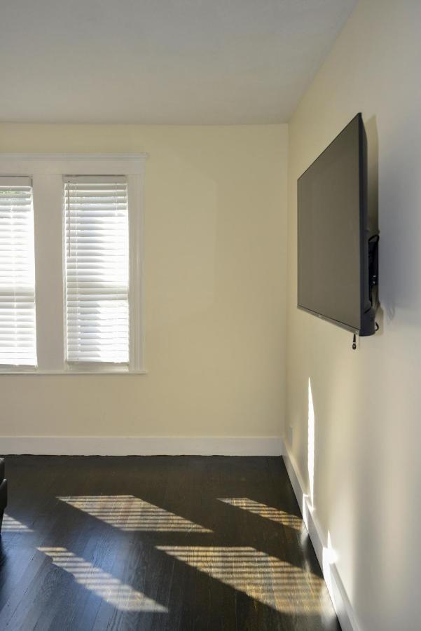 Modern Two Bedroom Condo - Boston Stoneham Bagian luar foto