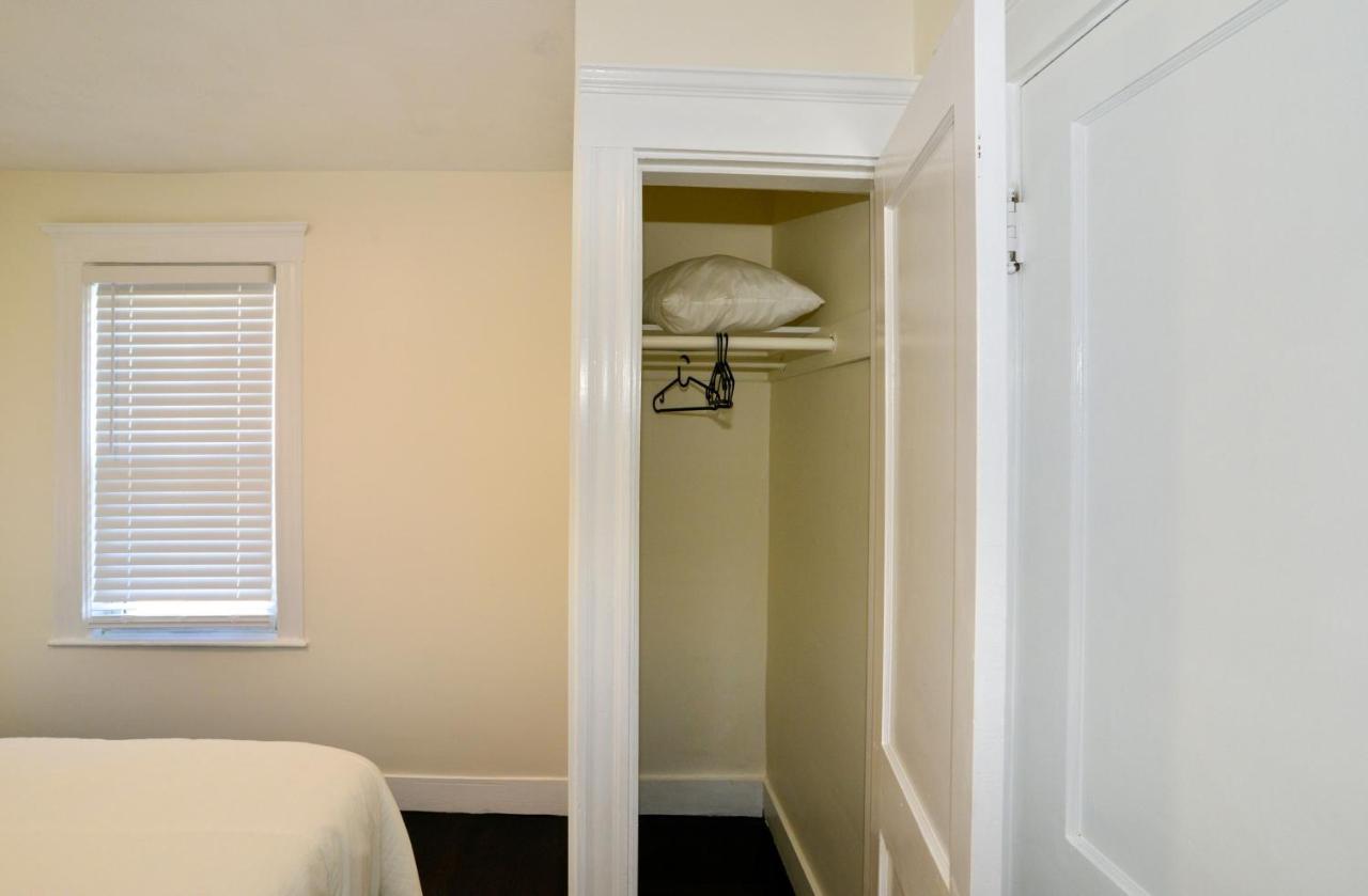 Modern Two Bedroom Condo - Boston Stoneham Bagian luar foto