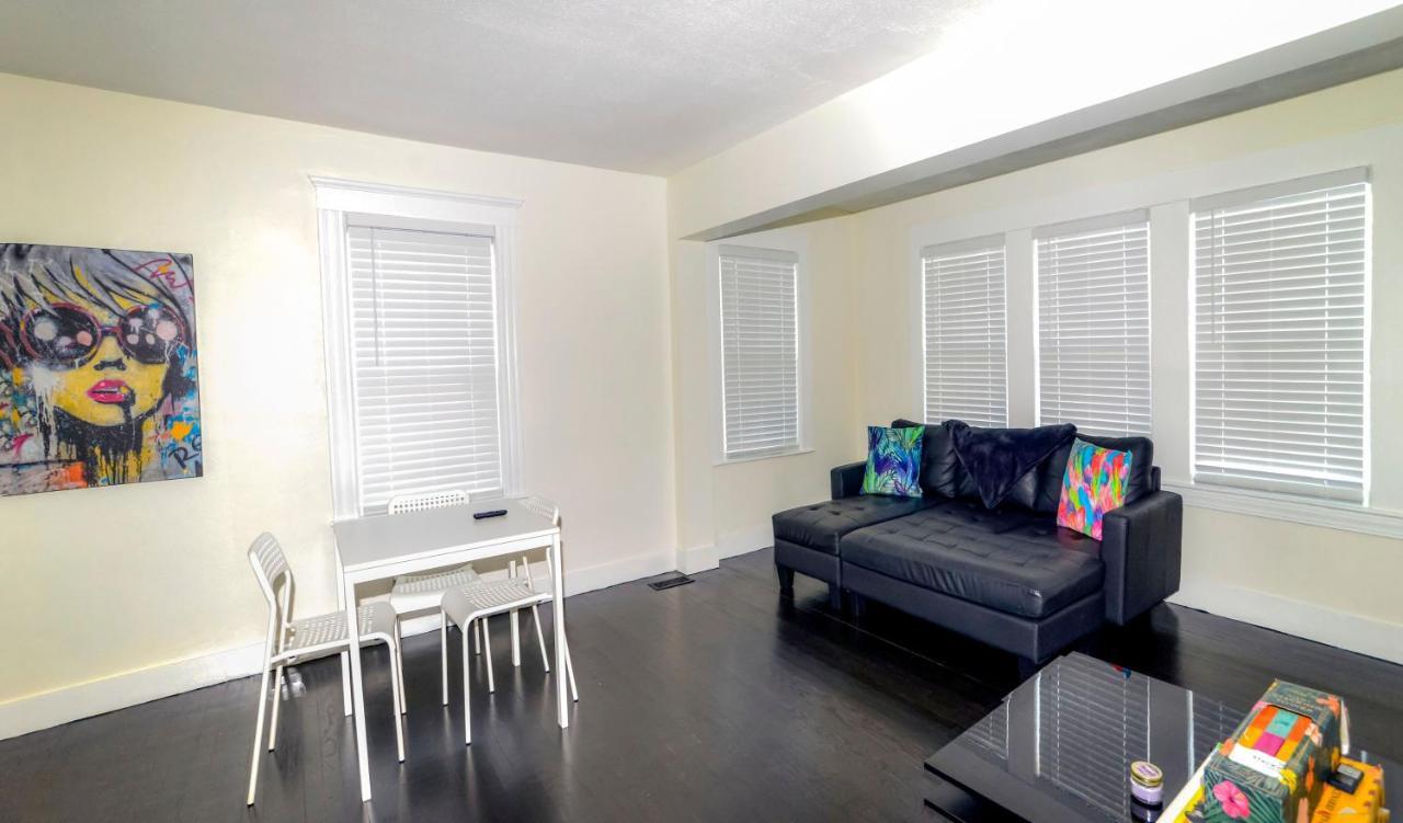 Modern Two Bedroom Condo - Boston Stoneham Bagian luar foto