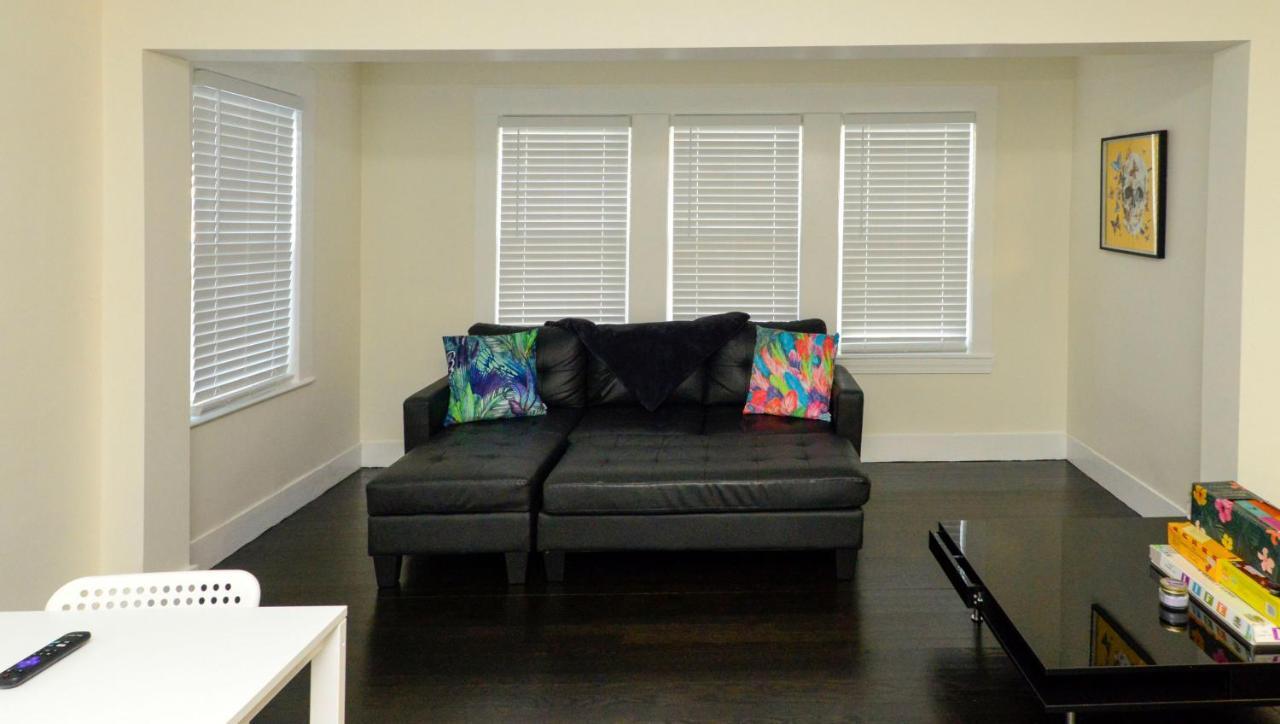 Modern Two Bedroom Condo - Boston Stoneham Bagian luar foto