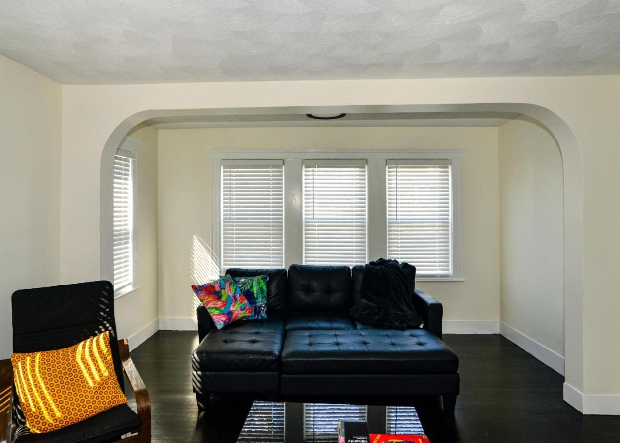 Modern Two Bedroom Condo - Boston Stoneham Bagian luar foto