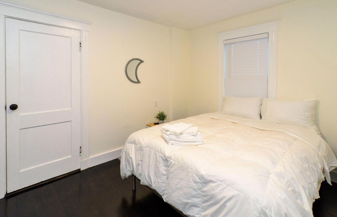 Modern Two Bedroom Condo - Boston Stoneham Bagian luar foto