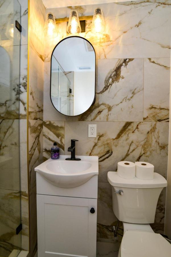 Modern Two Bedroom Condo - Boston Stoneham Bagian luar foto