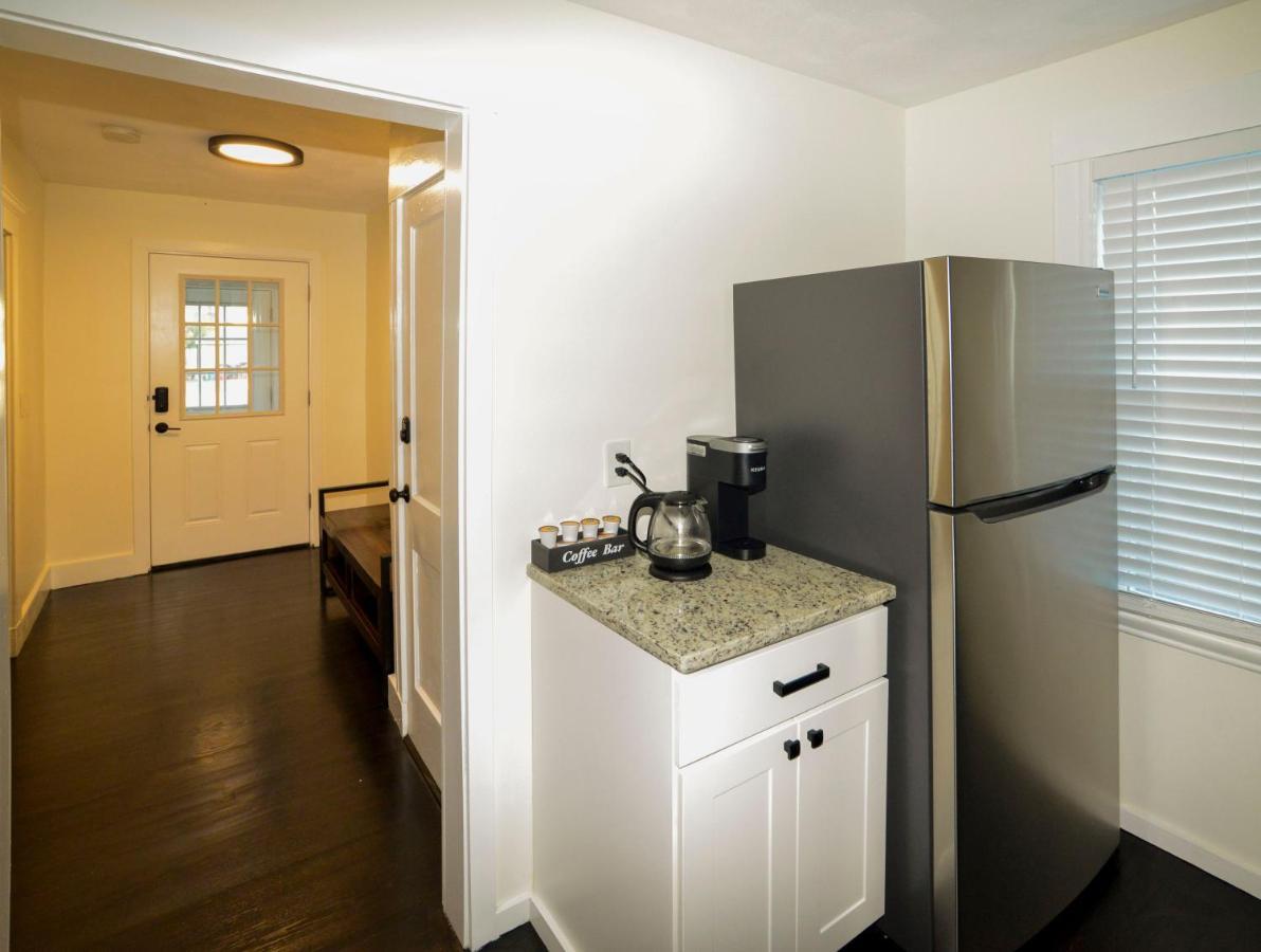 Modern Two Bedroom Condo - Boston Stoneham Bagian luar foto