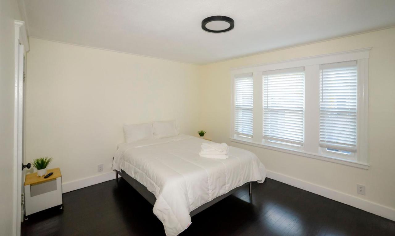 Modern Two Bedroom Condo - Boston Stoneham Bagian luar foto