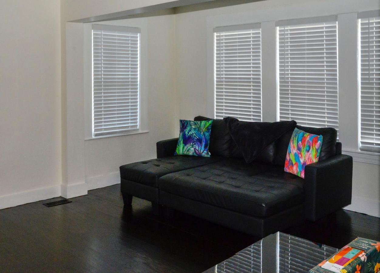 Modern Two Bedroom Condo - Boston Stoneham Bagian luar foto