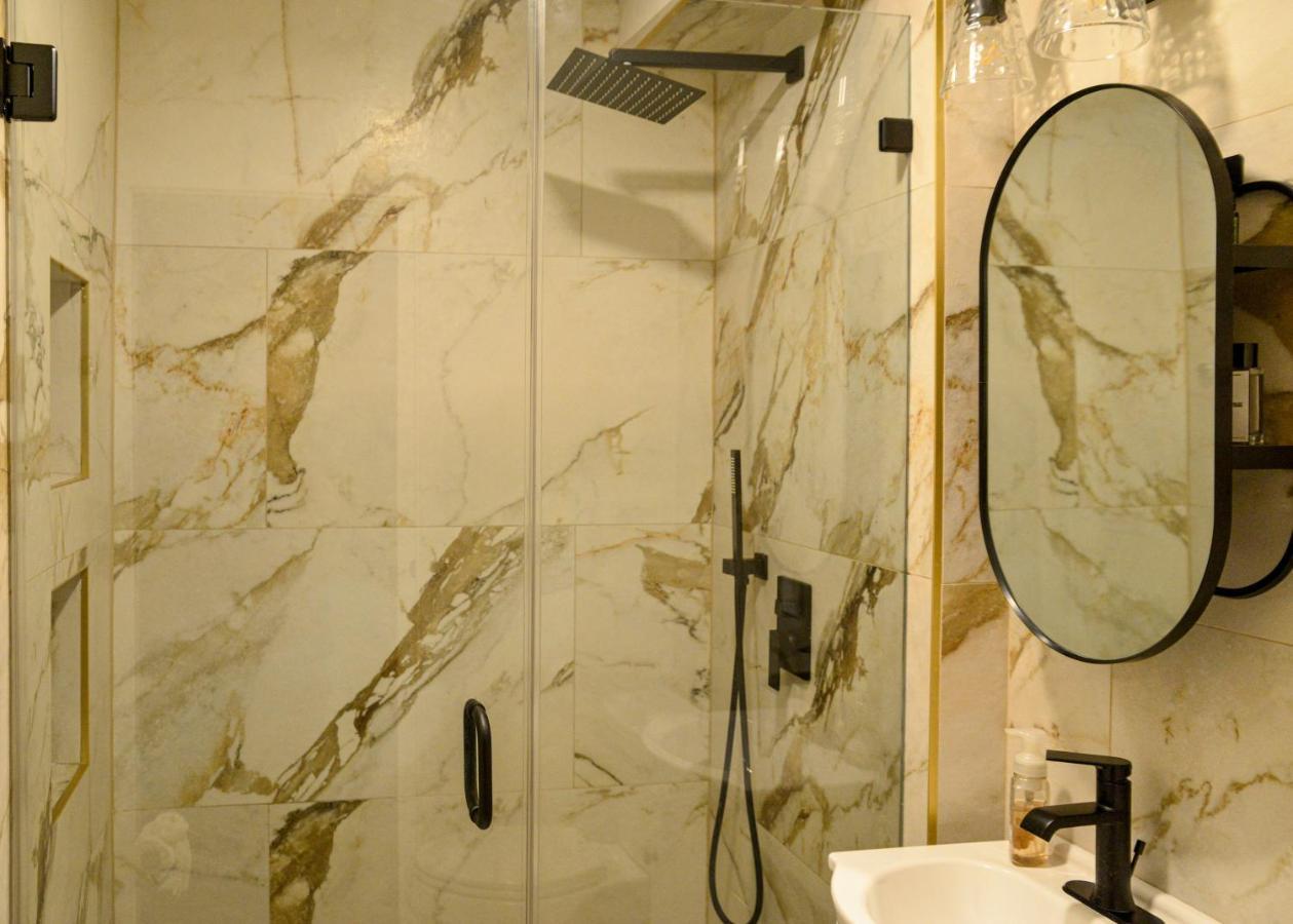 Modern Two Bedroom Condo - Boston Stoneham Bagian luar foto