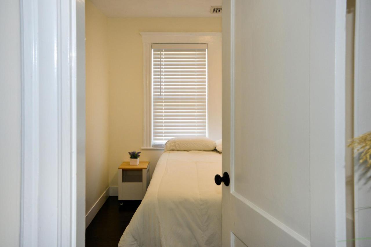 Modern Two Bedroom Condo - Boston Stoneham Bagian luar foto