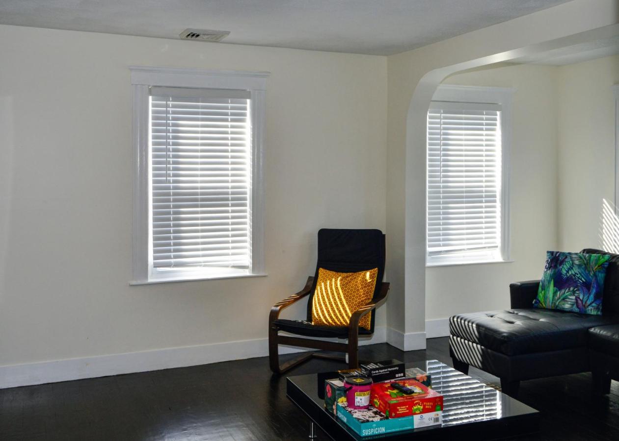 Modern Two Bedroom Condo - Boston Stoneham Bagian luar foto