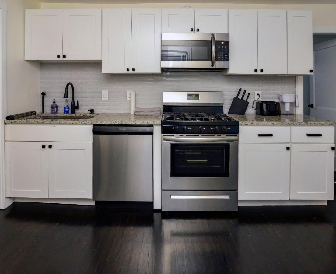 Modern Two Bedroom Condo - Boston Stoneham Bagian luar foto