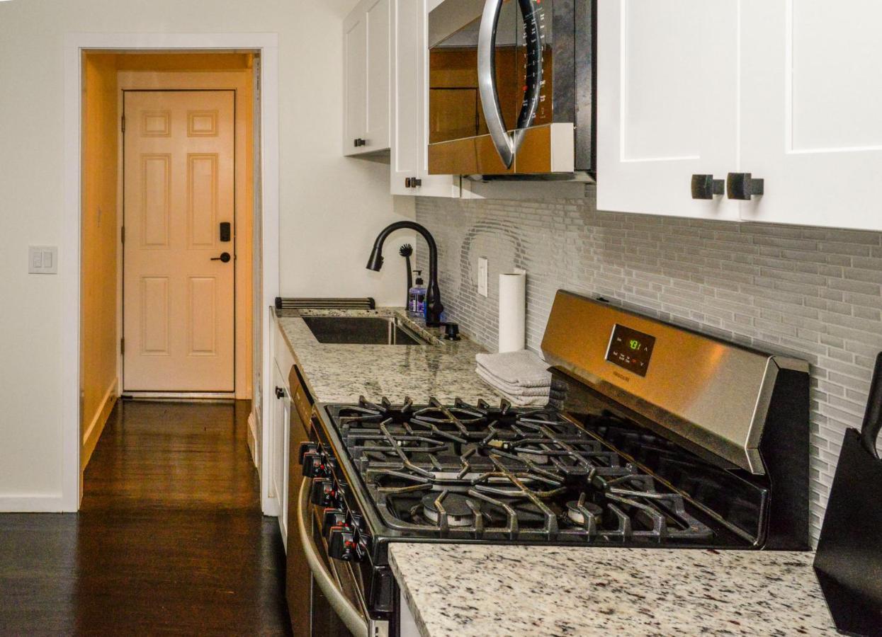 Modern Two Bedroom Condo - Boston Stoneham Bagian luar foto