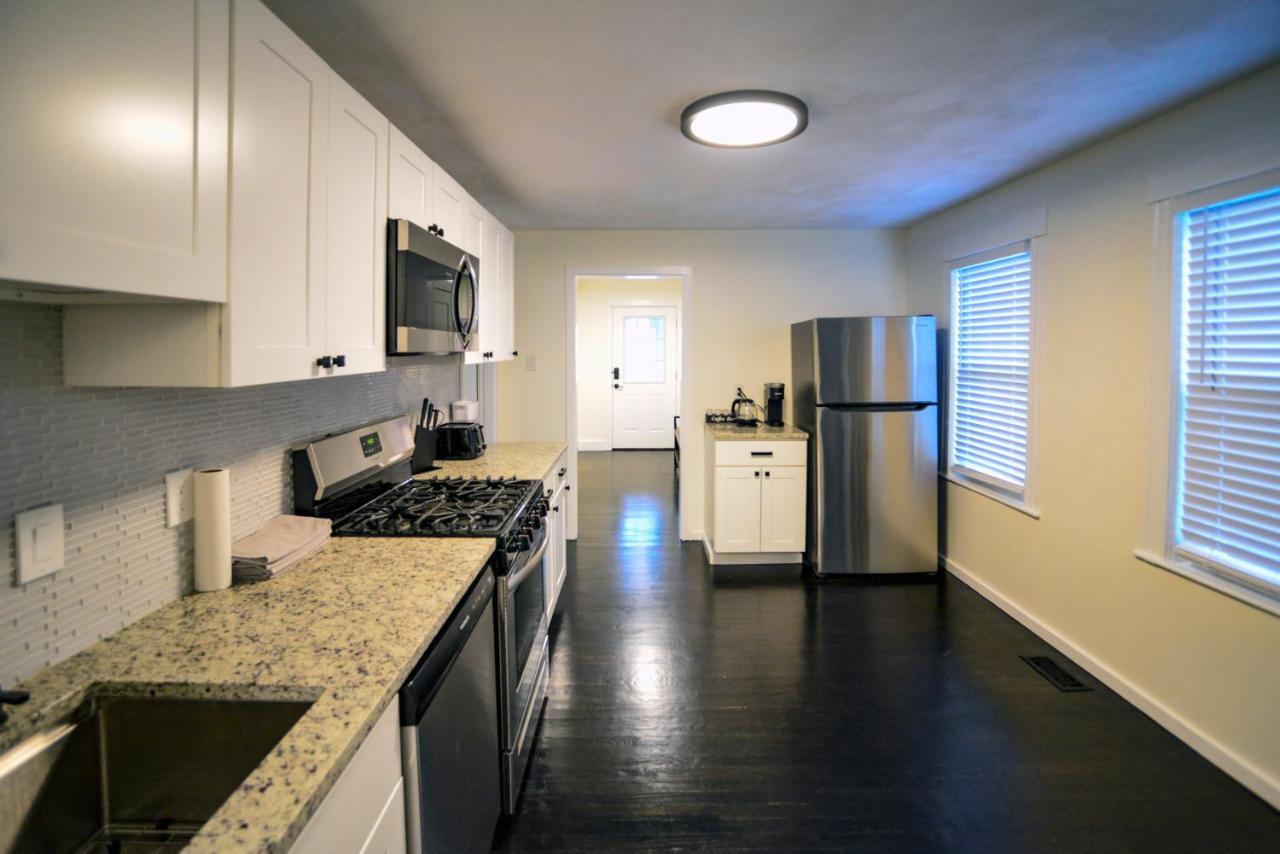 Modern Two Bedroom Condo - Boston Stoneham Bagian luar foto