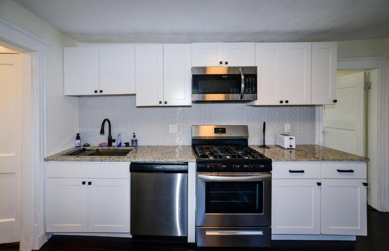 Modern Two Bedroom Condo - Boston Stoneham Bagian luar foto