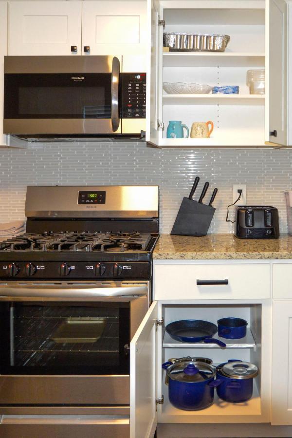Modern Two Bedroom Condo - Boston Stoneham Bagian luar foto